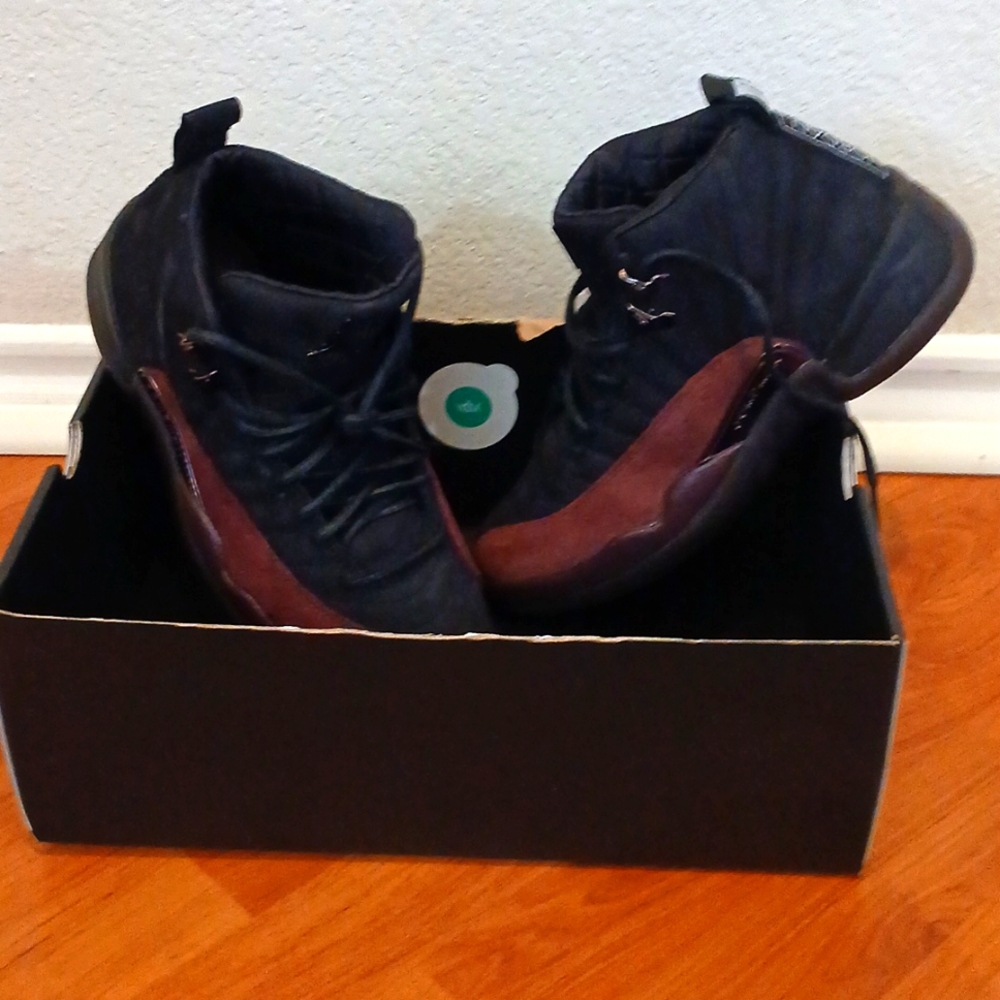 Unisex Air Jordan 12 retro  size 9wmns, 7.5 mens new. Especial edition